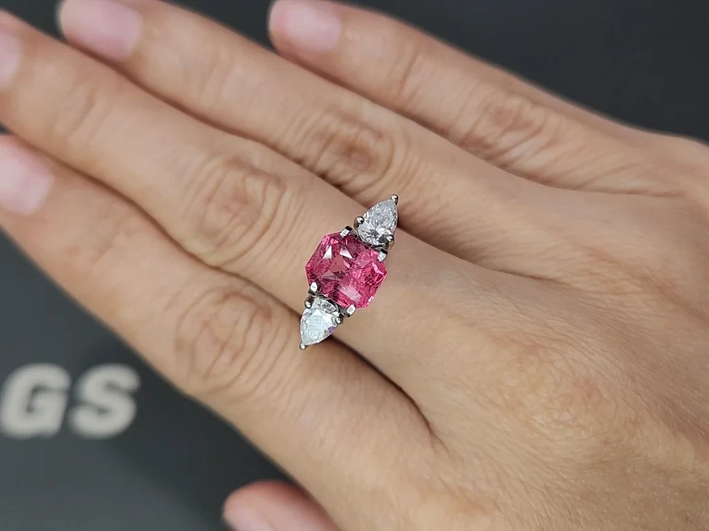 Leuchtend rosa Mahenge-spinell im radiant-schliff 2,53 karat, Tansania Image №5