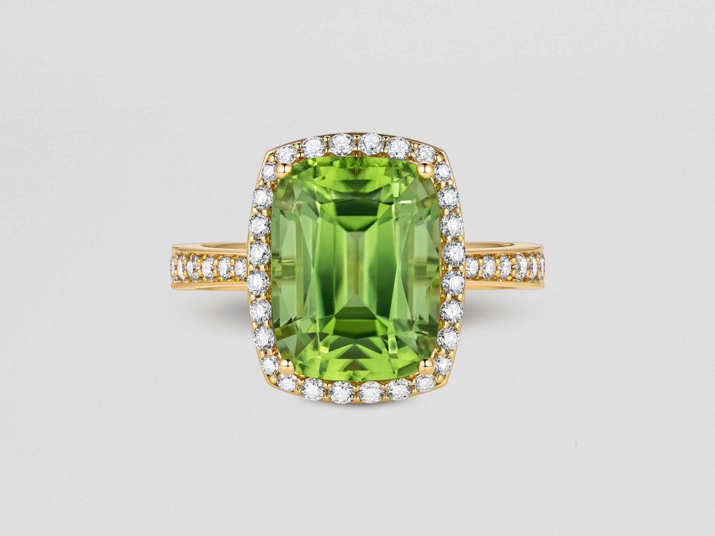 Ring with peridot and diamonds in 18K yellow gold Image №1
