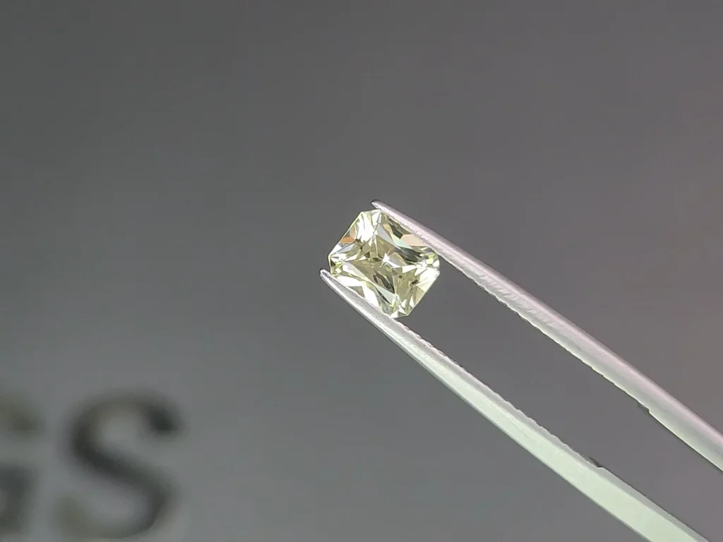Saphir taille radiant vert clair non chauffé 0,88 carats, Madagascar Image №3