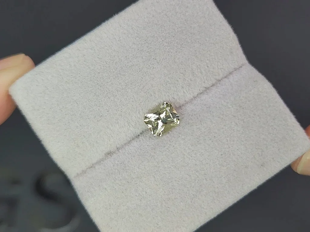 Saphir taille radiant vert clair non chauffé 0,88 carats, Madagascar Image №4