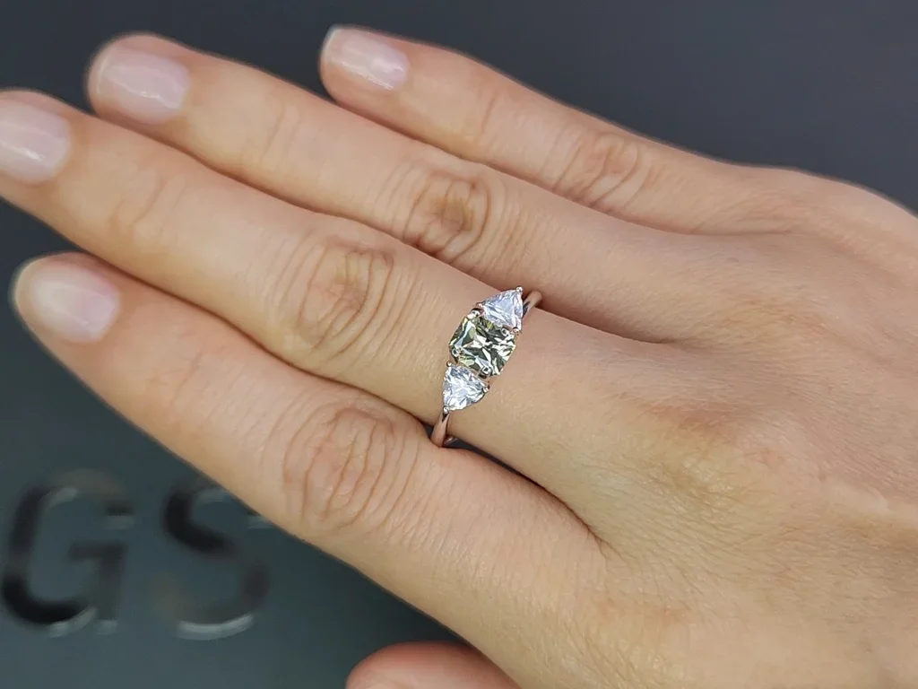 Saphir taille radiant vert clair non chauffé 0,88 carats, Madagascar Image №5