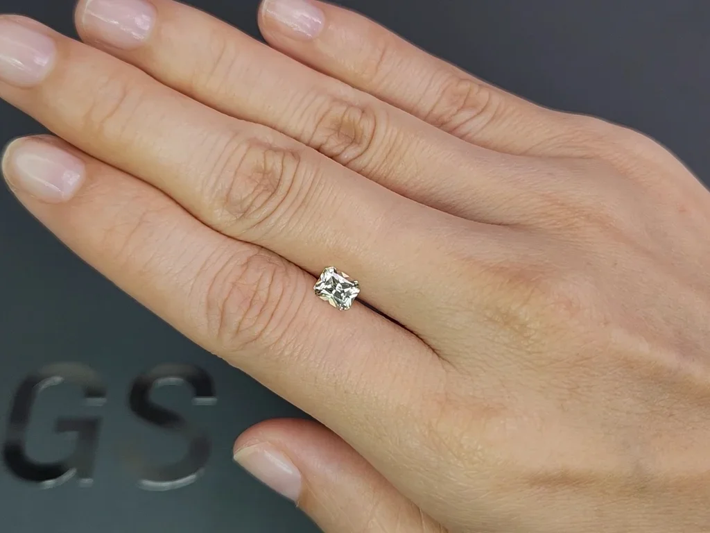 Saphir taille radiant vert clair non chauffé 0,88 carats, Madagascar Image №2