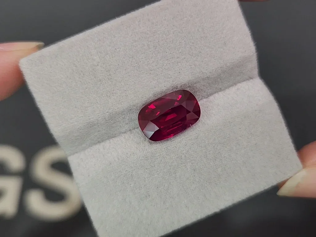 Investment grade Pigeon's Blood red ruby in cushion cut 5.04 carats, Mozambique (SSEF, GRS) Image №4