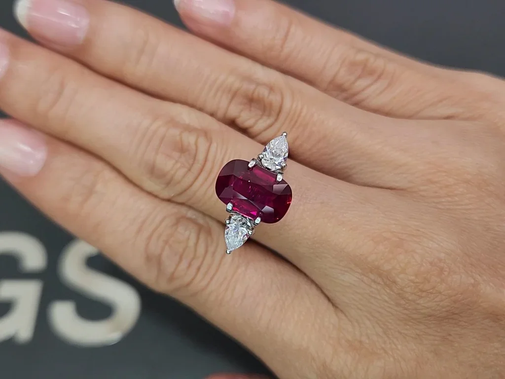 Investment grade Pigeon's Blood red ruby in cushion cut 5.04 carats, Mozambique (SSEF, GRS) Image №5