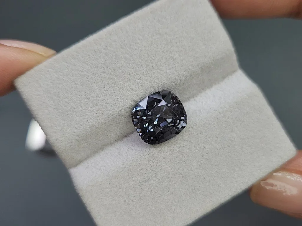 Grey spinel cushion cut  5.39 carats, Burma Image №4