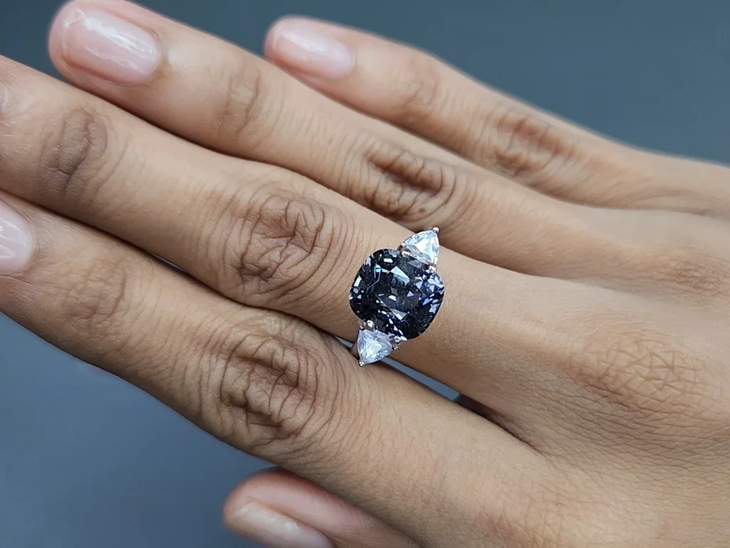 Grey spinel cushion cut  5.39 carats, Burma Image №5