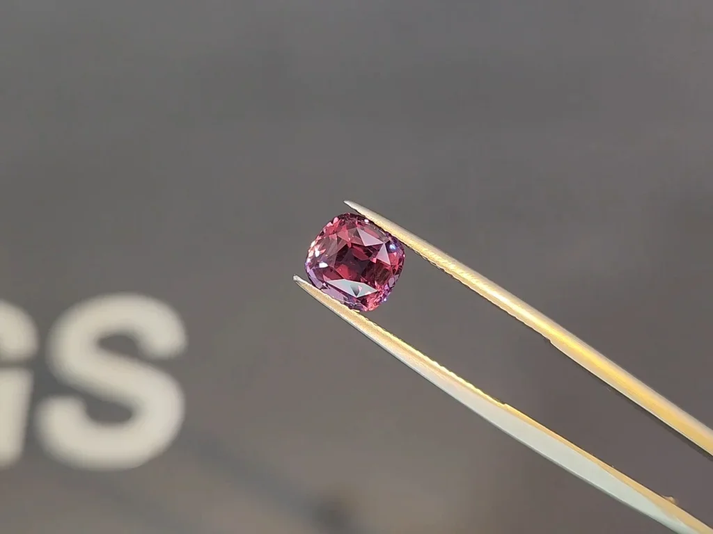 Garnet сolor сhange  сushion сut 3.17 carats,  Africa Image №5