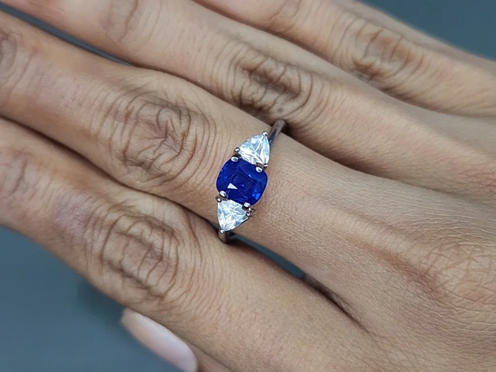 Zafiro azul real con efecto seda y rutilo de talla cojín de 1,20 carats, Sri Lanka Image №5
