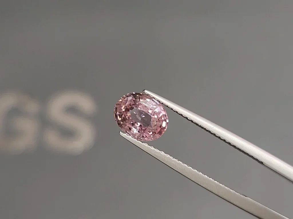 Zafiro Padparadscha sin calentar de talla ovalada de 2,01 quilates, Madagascar Image №3