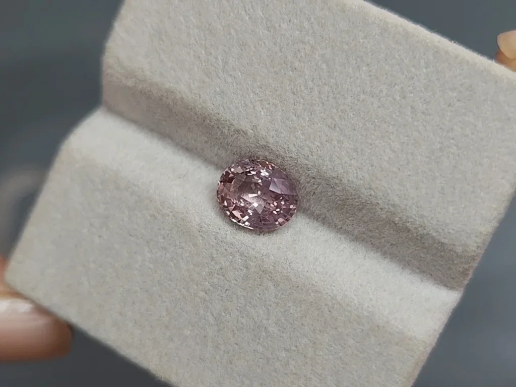 Zafiro Padparadscha sin calentar de talla ovalada de 2,01 quilates, Madagascar Image №4