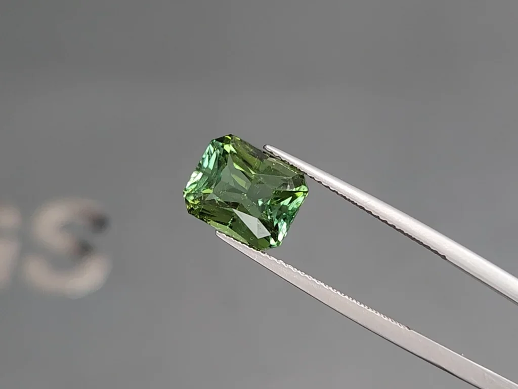 Grüner turmalin im radiantschliff aus 5,60 karats, Afrika Image №3