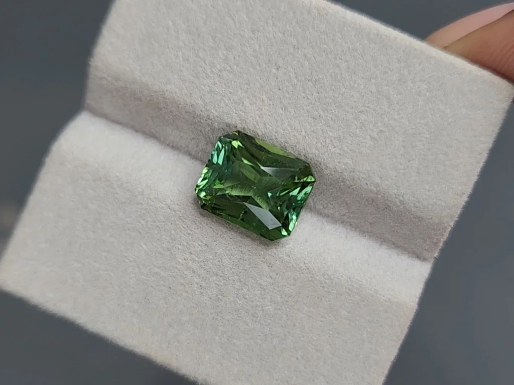 Grüner turmalin im radiantschliff aus 5,60 karats, Afrika Image №4