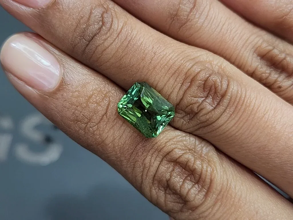 Grüner turmalin im radiantschliff aus 5,60 karats, Afrika Image №2