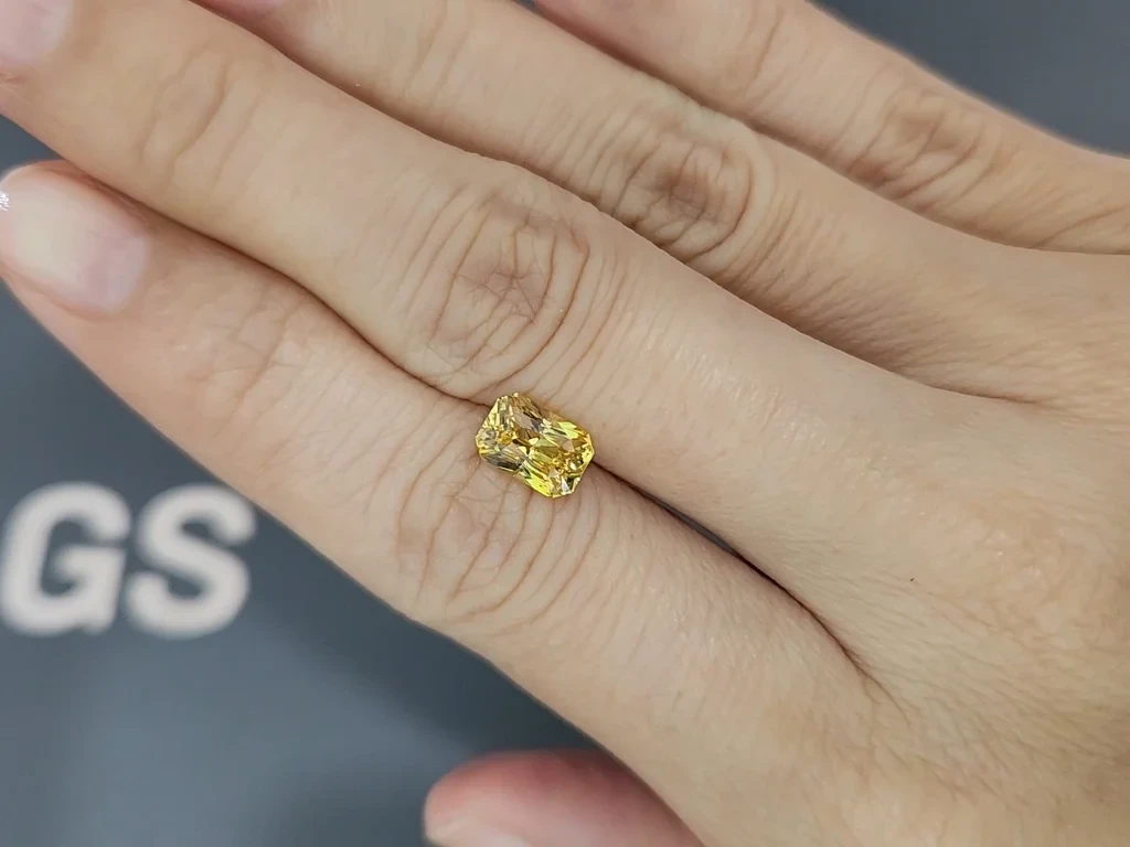 Saphir jaune vif taille radiant de 2,15 carats, Sri Lanka Image №2
