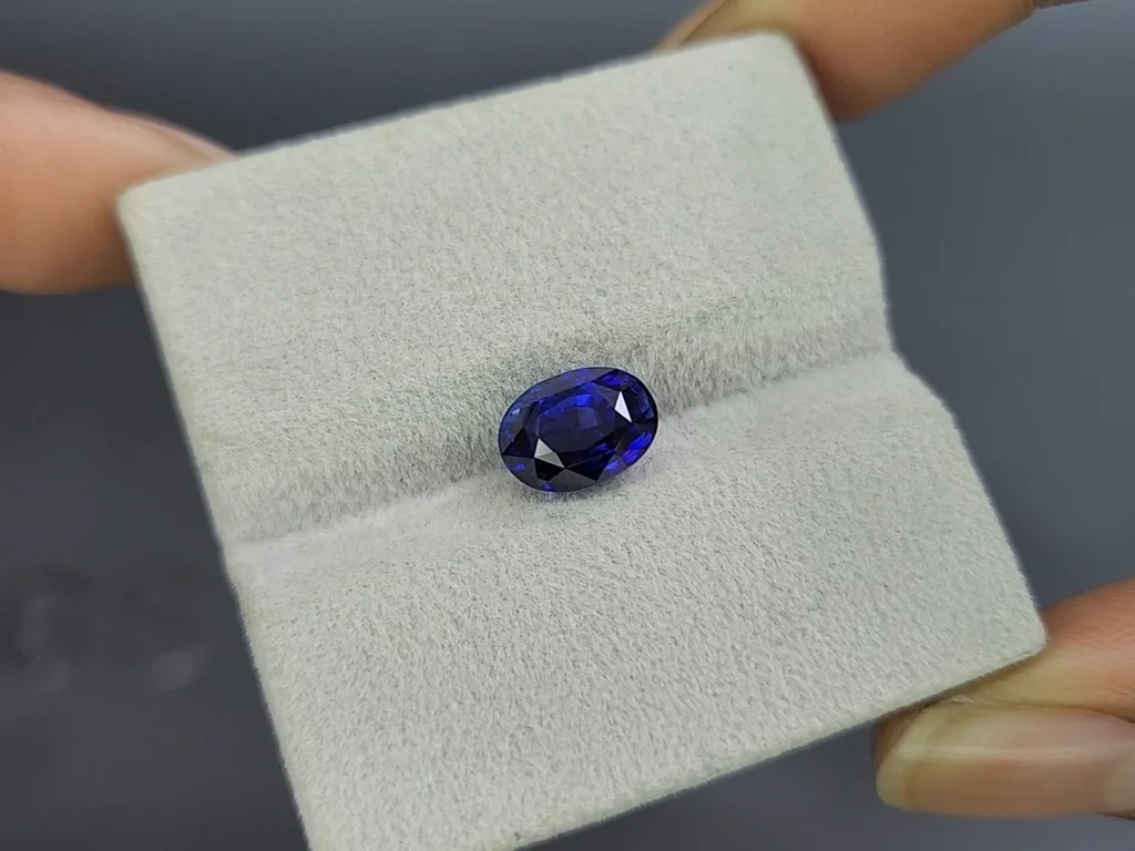 Saphir bleu royal ovale de 3,01 carats, Sri Lanka  Image №4