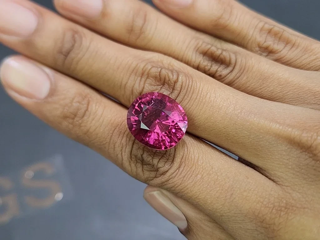 Großer oval geschliffener Rubellit turmalin mit einem 15,39 karat, Afrika Image №2