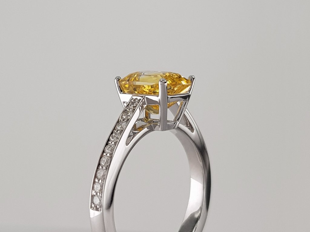 Ring with golden sapphire 2.55 ct  and diamonds in 18K yellow gold Image №4