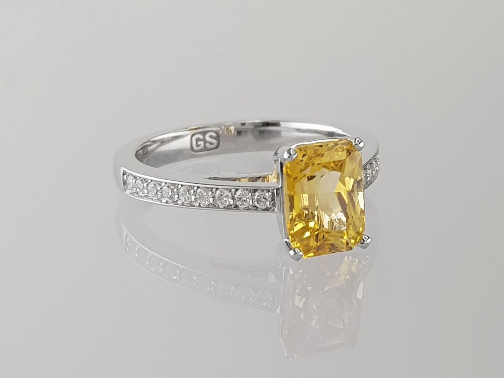 Ring with golden sapphire 2.55 ct  and diamonds in 18K yellow gold Image №2