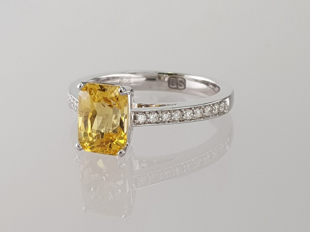 Ring with golden sapphire 2.55 ct  and diamonds in 18K yellow gold Image №3