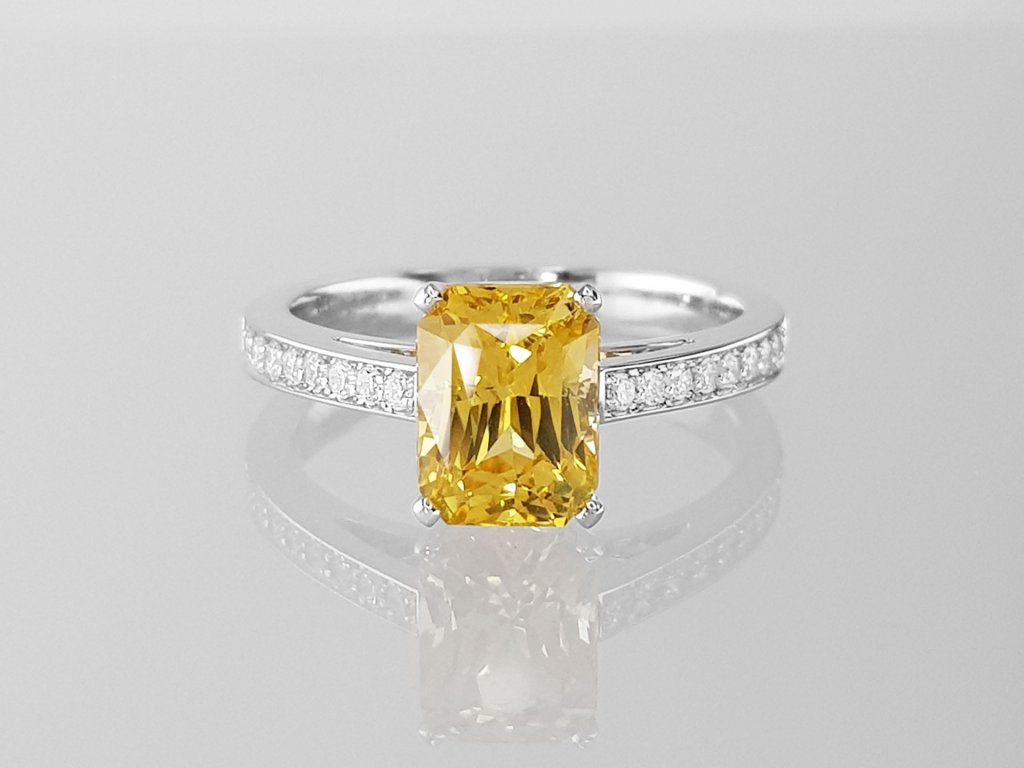 Ring with golden sapphire 2.55 ct  and diamonds in 18K yellow gold Image №1