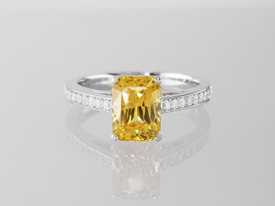 Ring with golden sapphire 2.55 ct  and diamonds in 18K yellow gold photo