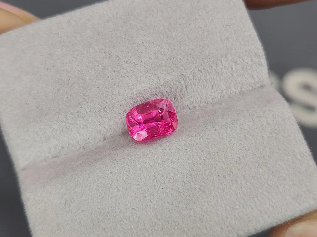 Einzigartiges Sammlerstück aus neonpinkfarbenem Spinell im Kissenschliff von 2,08 Karat, Vietnam Image №4