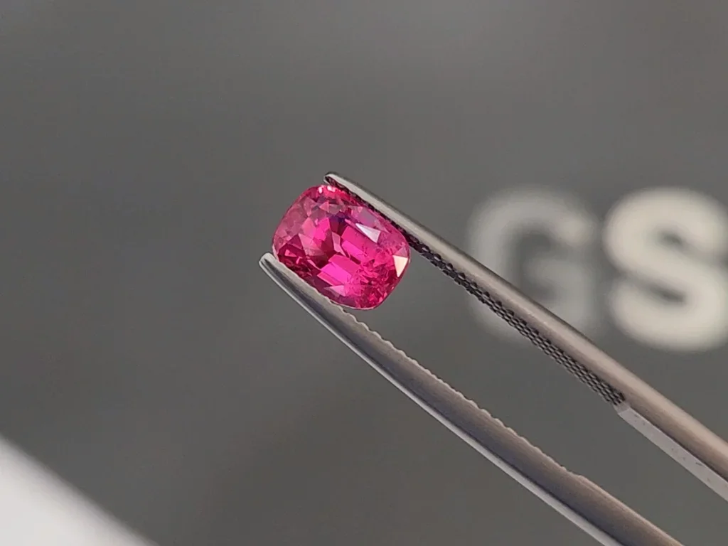 Spinelle taille coussin rose fluo 2,08 carats, Vietnam Image №3