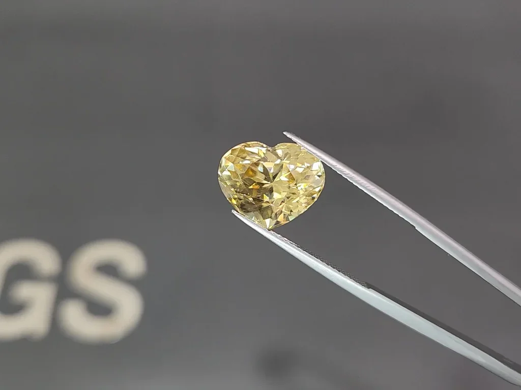 Yellow zircon heart shape 12.55 carats, Tanzania Image №3