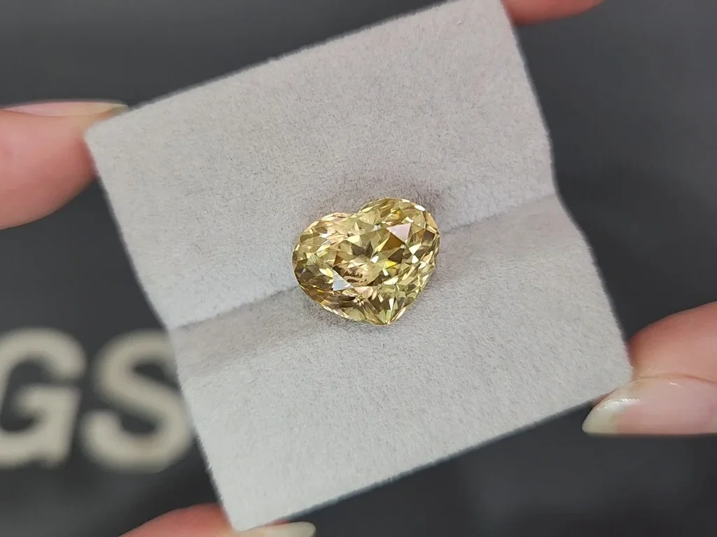 Yellow zircon heart shape 12.55 carats, Tanzania Image №4