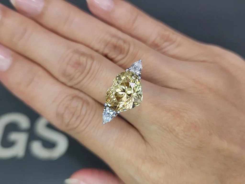 Yellow zircon heart shape 12.55 carats, Tanzania Image №5