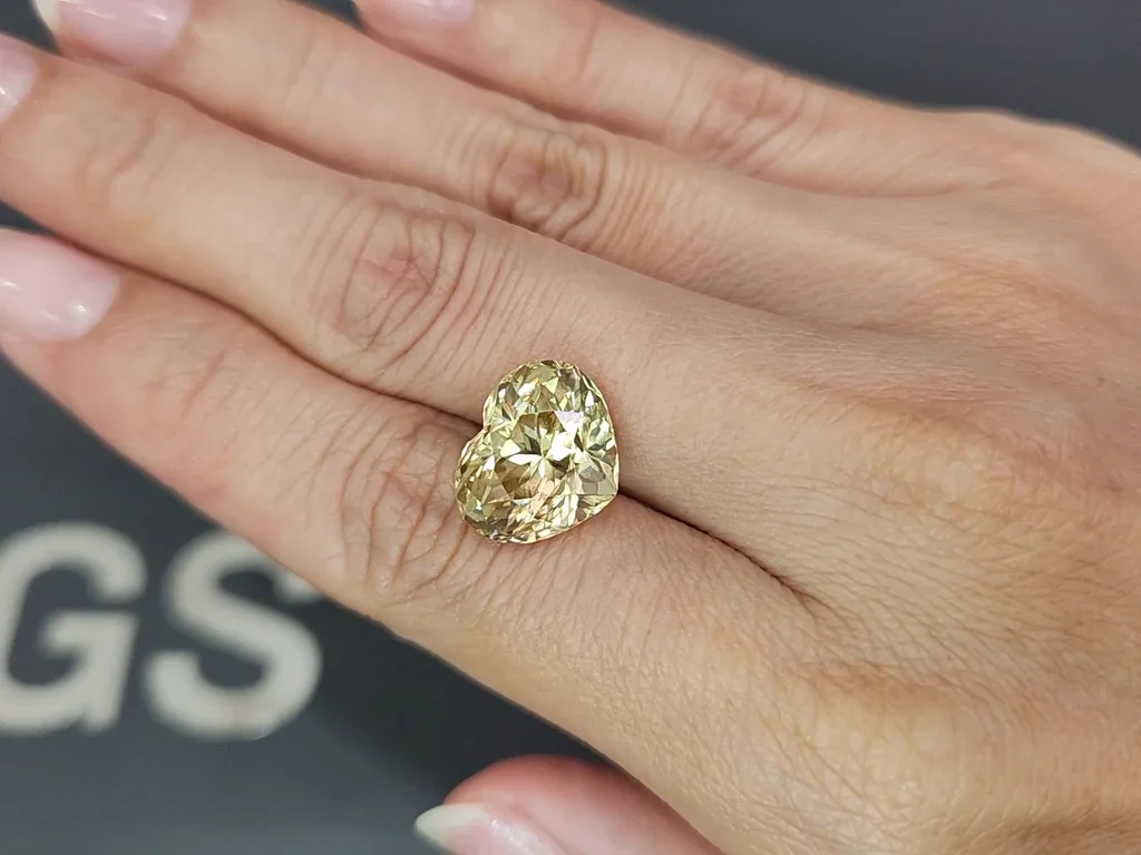 Yellow zircon heart shape 12.55 carats, Tanzania Image №2