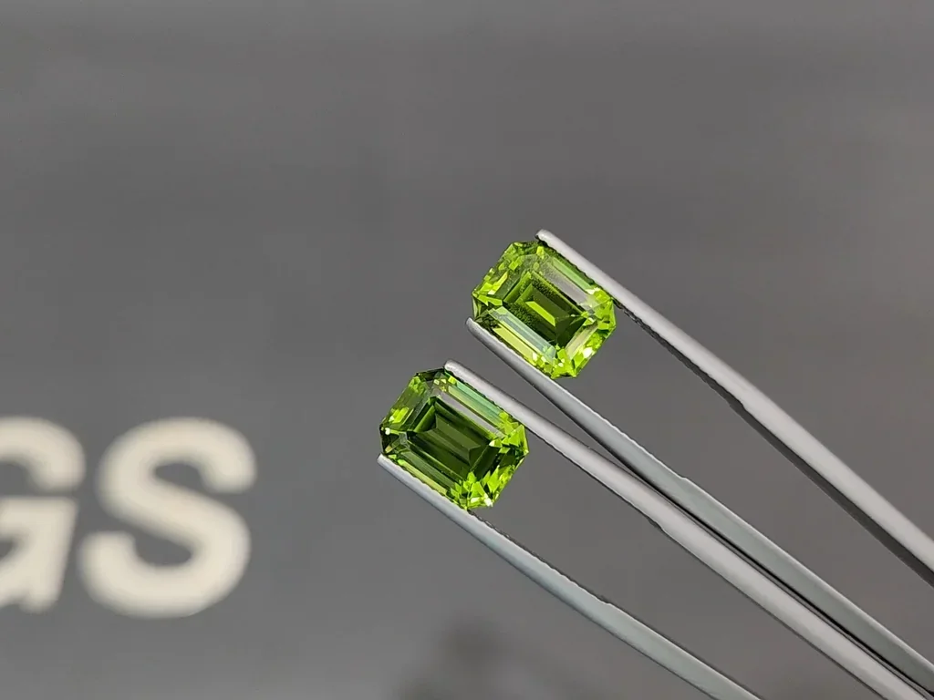 Par de peridotos amarillo-verdes de talla octogonal de 8,96 carats, Pakistán  Image №3