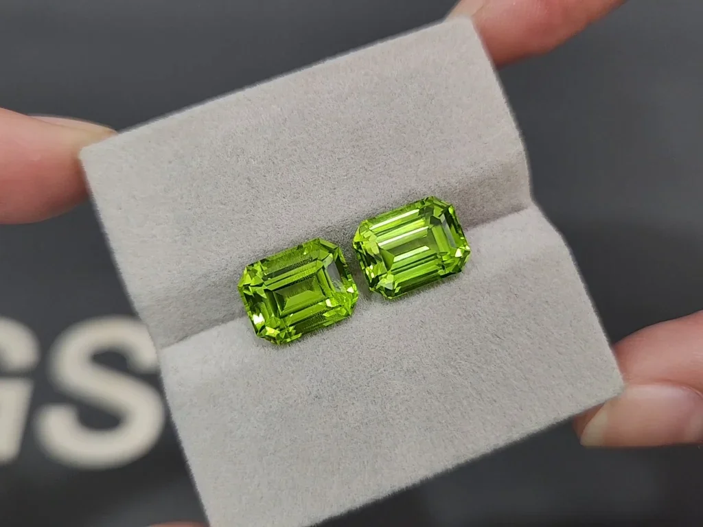 Par de peridotos amarillo-verdes de talla octogonal de 8,96 carats, Pakistán  Image №4
