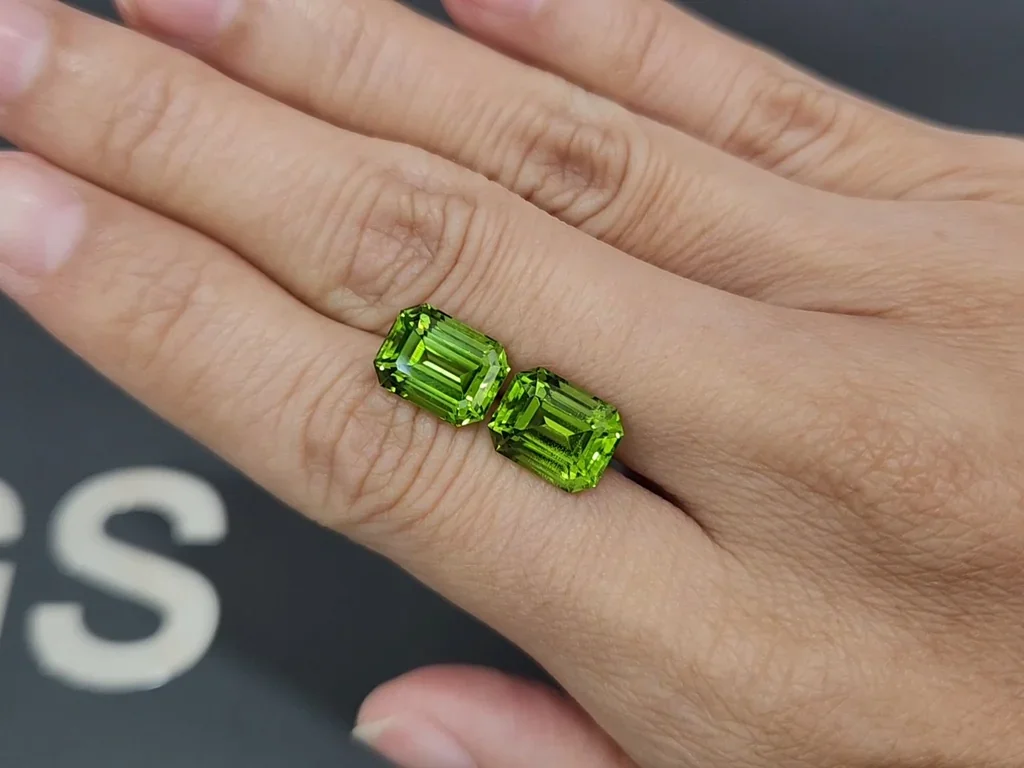 Par de peridotos amarillo-verdes de talla octogonal de 8,96 carats, Pakistán  Image №2