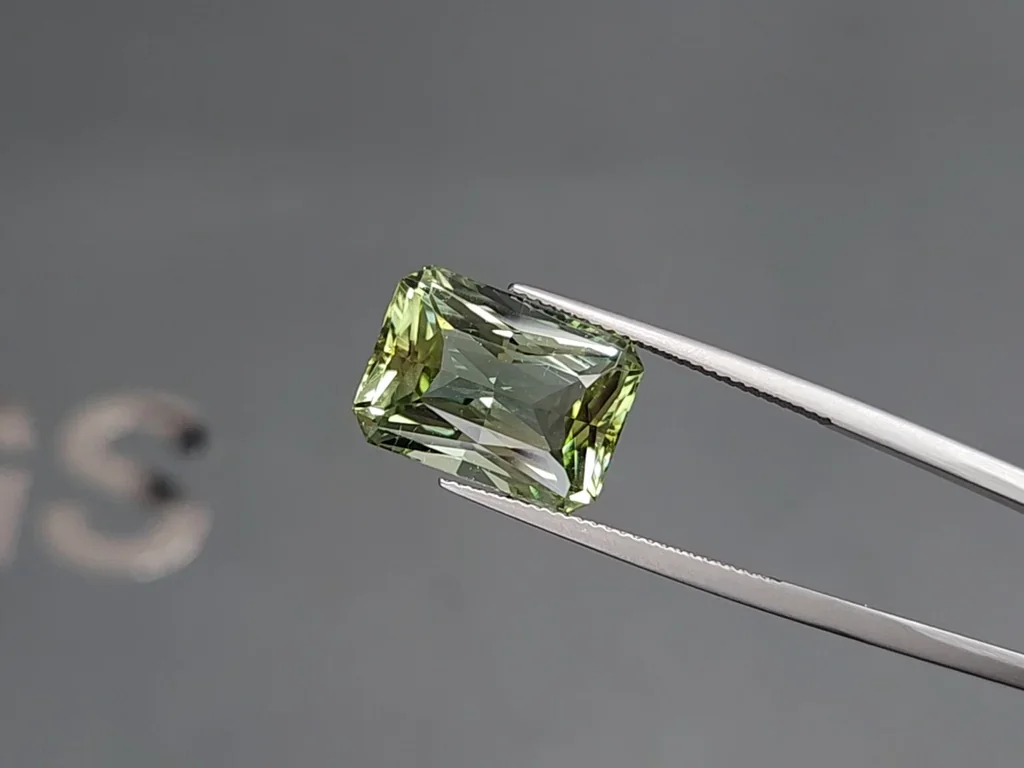 Turmalina verde de talla radiante de 11,15 quilates, África Image №3