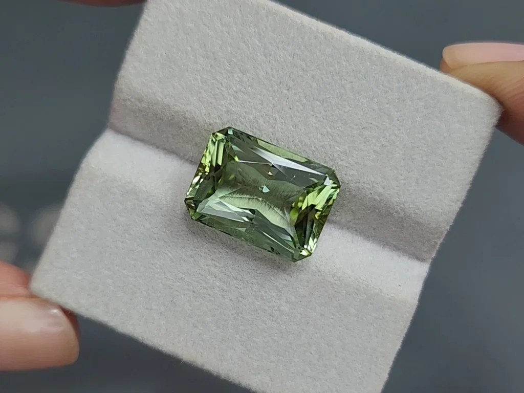 Turmalina verde de talla radiante de 11,15 quilates, África Image №4