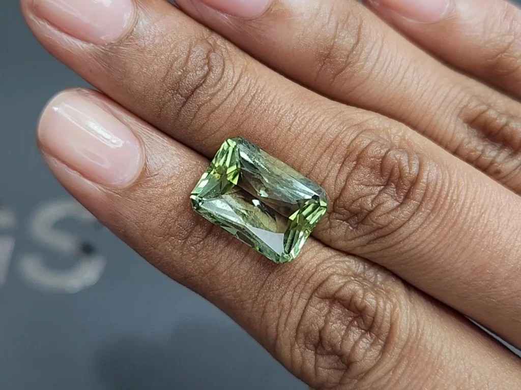 Turmalina verde de talla radiante de 11,15 quilates, África Image №2