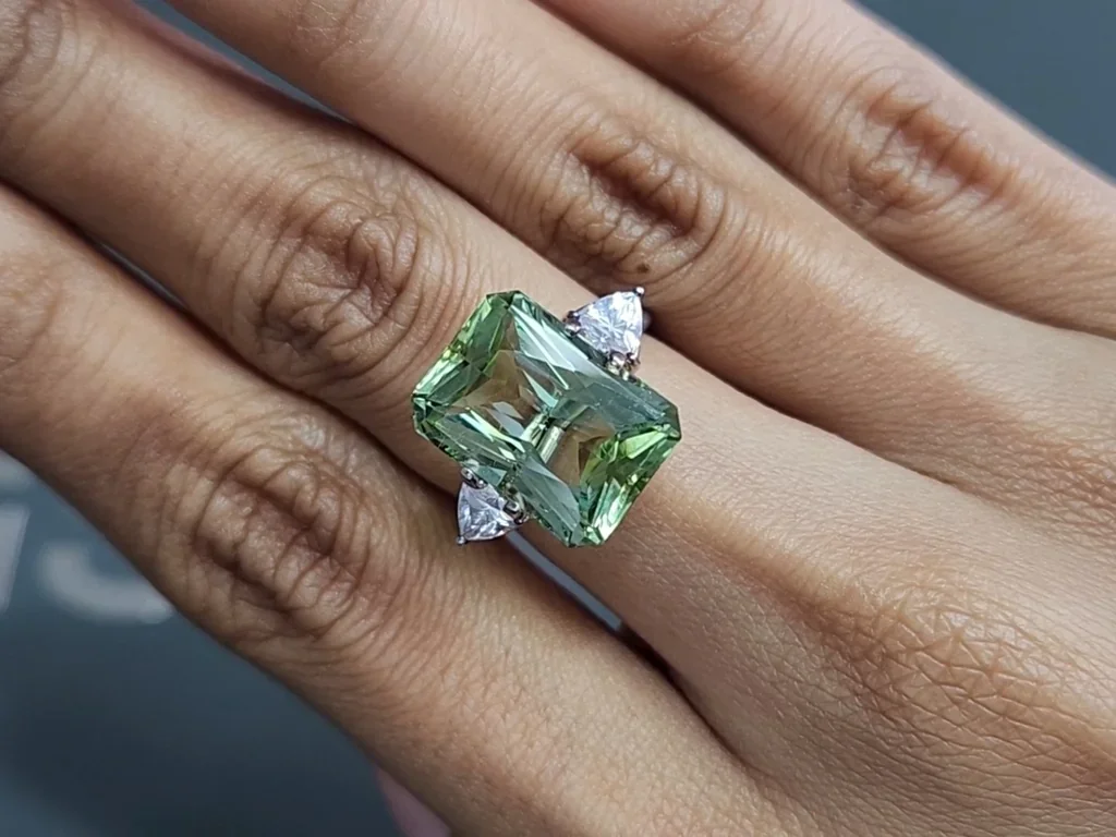 Turmalina verde de talla radiante de 11,15 quilates, África Image №5