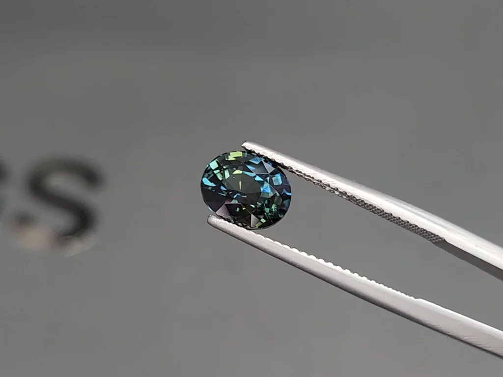 Zafiro verde azulado de talla ovalada sin calentar 3,03 quilates, Madagascar Image №3