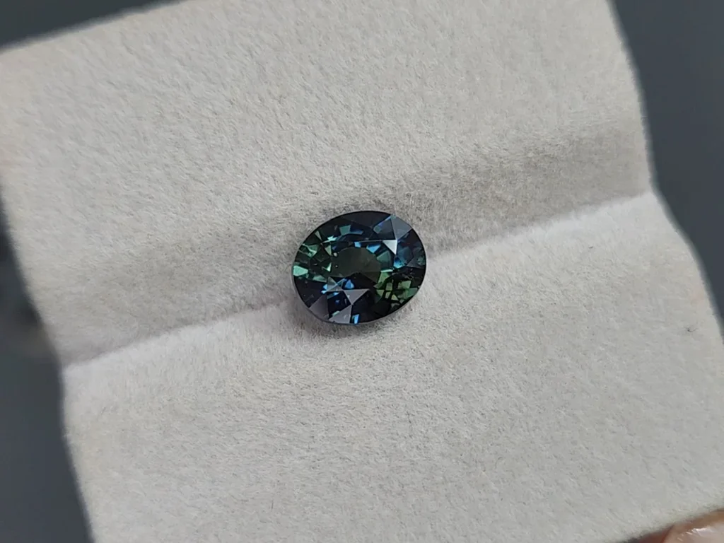 Zafiro verde azulado de talla ovalada sin calentar 3,03 quilates, Madagascar Image №4