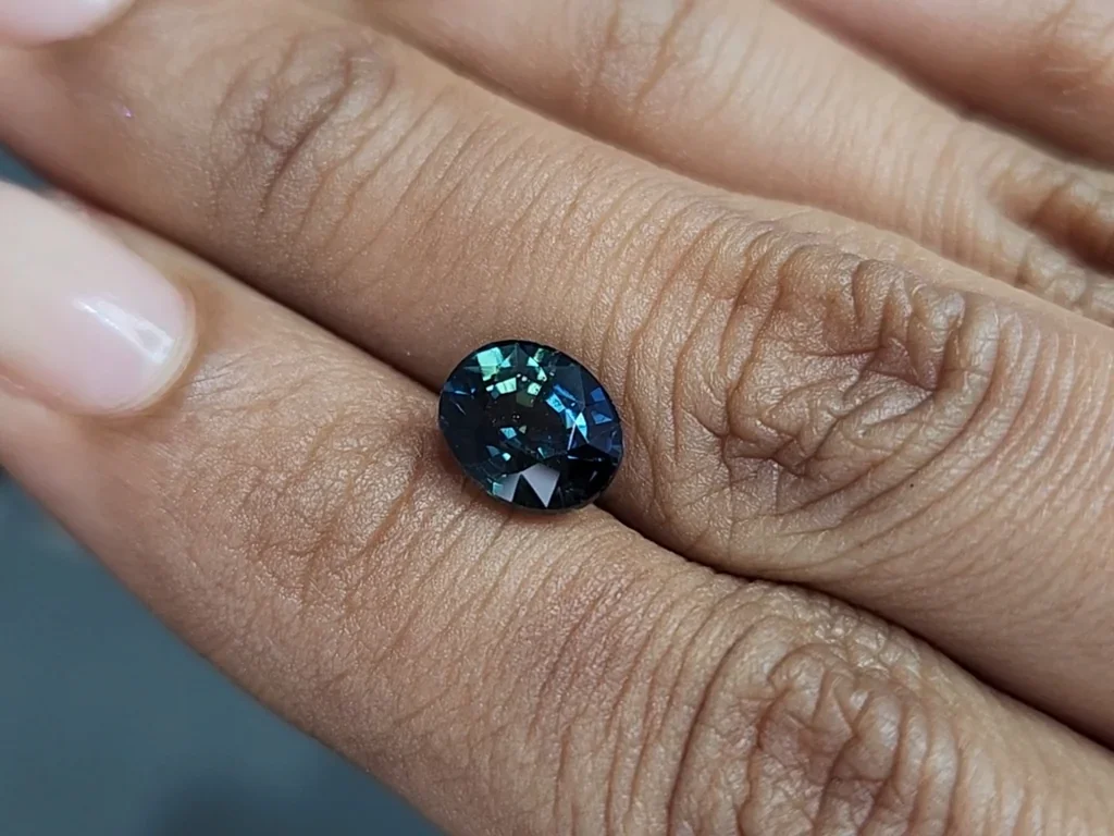 Zafiro verde azulado de talla ovalada sin calentar 3,03 quilates, Madagascar Image №2