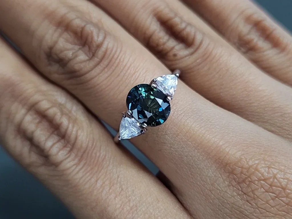 Zafiro verde azulado de talla ovalada sin calentar 3,03 quilates, Madagascar Image №5