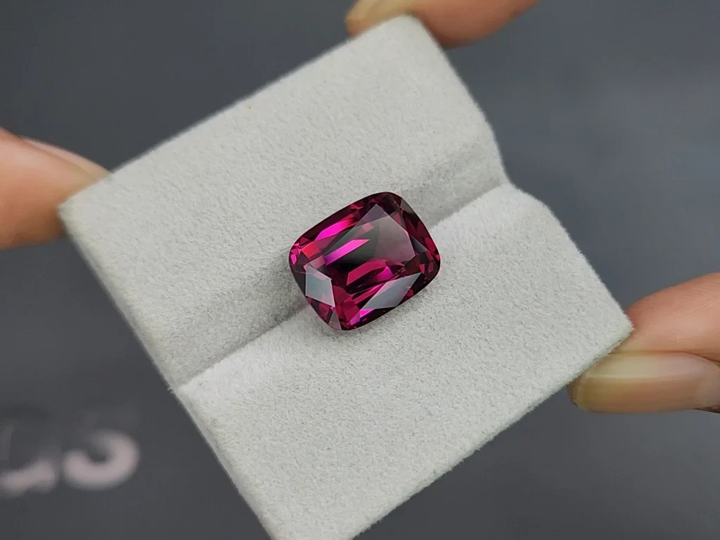 Garnet  rhodolite cushion cut 10.98 carats,  Madagascar Image №4