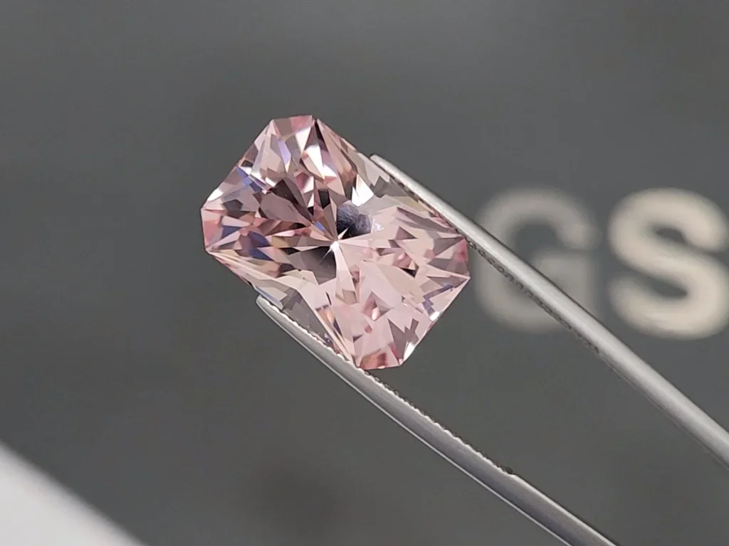 Morganite taille radiant rose intense 12,97 carats, Brésil Image №3