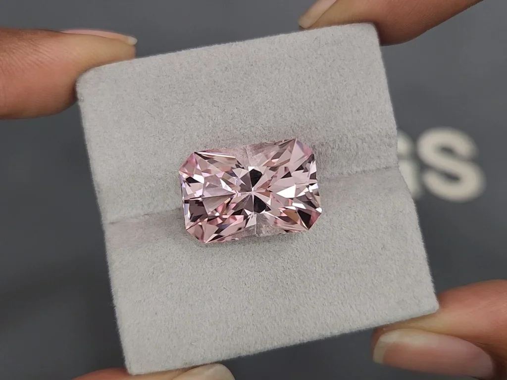 Morganite taille radiant rose intense 12,97 carats, Brésil Image №4