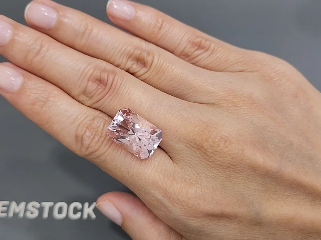 Morganite taille radiant rose intense 12,97 carats, Brésil Image №2