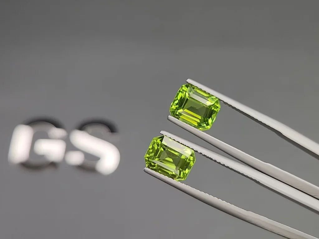 Par de peridotos verdes y amarillos de corte octogonal de 6,47 ct de Birmania Image №3