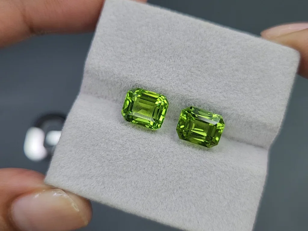 Par de peridotos verdes y amarillos de corte octogonal de 6,47 ct de Birmania Image №4