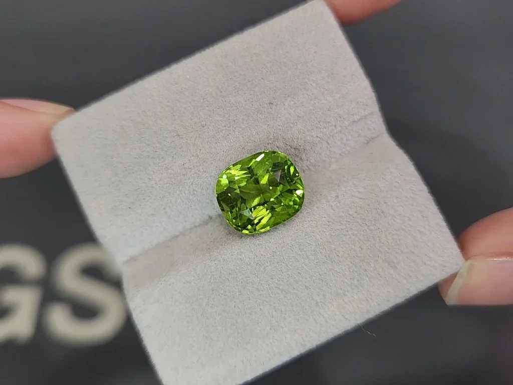 Peridoto verde de talla cojín de 5,50 carats, de Birmania Image №4