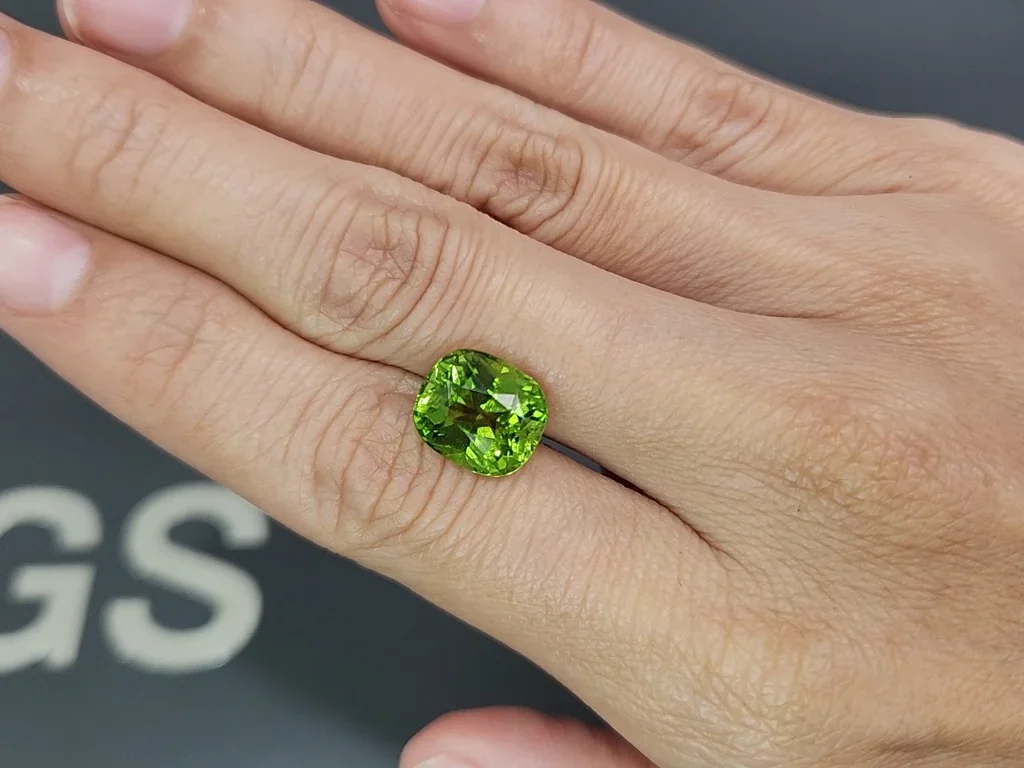 Peridoto verde de talla cojín de 5,50 carats, de Birmania Image №2